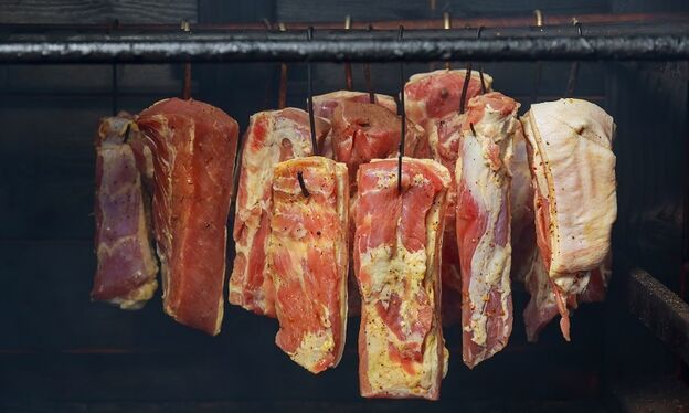 Jak zpestřit vámi nabízené menu pomocí stolní elektrické udírny na piliny?