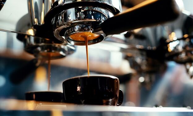Jaký si vybrat kávovar do vašeho provozu: je lepší pákový, nebo automatický?