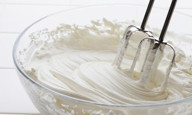 Víte, jak připravit vašim hostům perfektní domácí šlehačku?