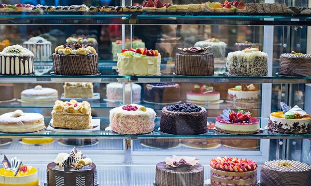 Vitríny i salátové bary. Jaké další vybavení vám pomůže při servírování a prezentaci vašich pokrmů?